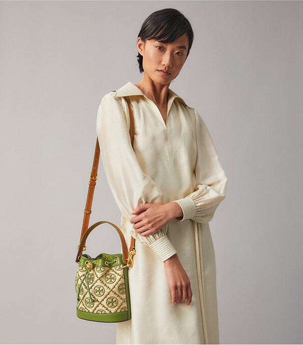 Tory Burch T Monogram 編織水桶包 模特圖 Tory Burch T Monogram 編織水桶包